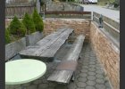 chilchli-garten-holztisch